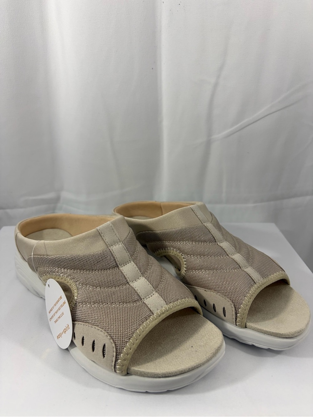 NWT Easy Spirit Women’s Size 7.5 Beige Slip-On Shoes